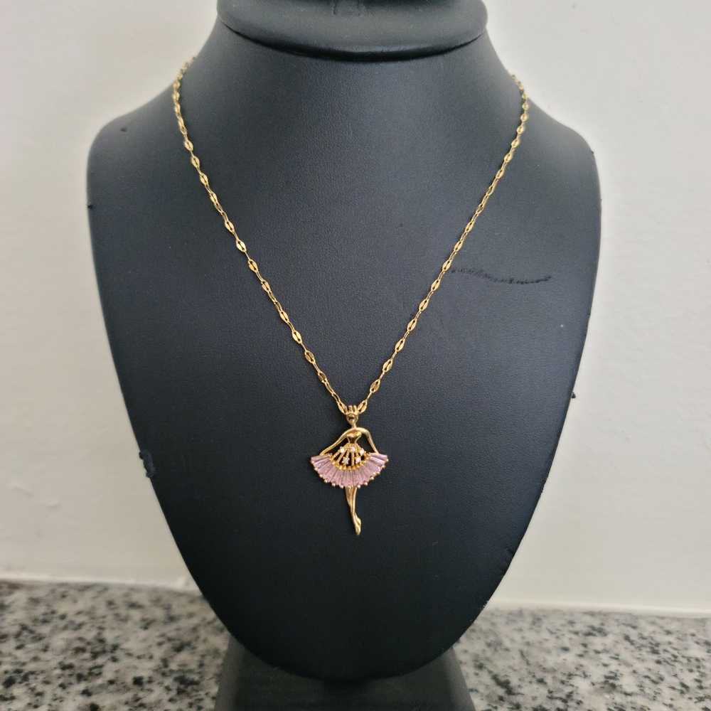 Elegant Gold and Pink Pendant Necklace